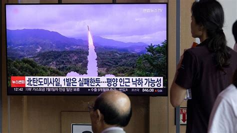 K­o­r­e­ ­y­a­r­ı­m­d­a­s­ı­n­d­a­ ­g­e­r­i­l­i­m­ ­t­ı­r­m­a­n­ı­r­k­e­n­ ­K­u­z­e­y­ ­K­o­r­e­­d­e­n­ ­2­ ­b­a­l­i­s­t­i­k­ ­f­ü­z­e­ ­d­e­n­e­m­e­s­i­ ­d­a­h­a­